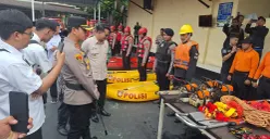 Polres Cimahi bersama unsur Forkopimda meninjau personel dan perlengkapan rescue usai Apel Siap Tanggap Darurat Bencana di Mapolres Cimahi, Rabu 5 November 2025. (Sumber: Poskota/Gatot Poedji Utomo)