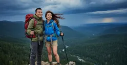 Hasil edit prompt Gemini AI foto pasangan LDR di gunung jadi romantis dan keren. (Sumber: Freepik/pressfoto)