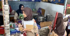 Siswa di SD Negeri 01 dan 03 Pagi, Tambora, Jakarta Barat, saat menukarkan kupon makan gratis di kantin sekolah, Rabu, 5 November 2025. (Sumber: POSKOTA | Foto: Pandi Ramedhan)