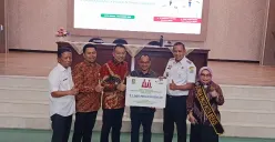 Wali Kota Bekasi Tri Adhianto bersama Ketua DPRD Bekasi dan Kepala Kanwil BPJS Jawa Barat menyerahkan simbolis bantuan program BPJS ketenagakerjaan di gedung Balai Patriot, Rabu 5 November 2025. (Sumber: Poskota/Nurpini Aulia Rapika)