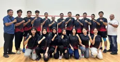 Pelatih, ofisial, dan atlet squash kontingen Kabupaten Bekasi sebelum bertanding pada babak kualifikasi Porprov Jabar 2026 di GOR Squash Wibawa Mukti Kabupaten Bekasi. (Sumber: Dok. Istimewa)
