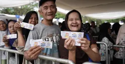 Warga menunjukkan kupon Pasar Murah Mandiri sebagai bagian dari rangkaian program Tanggung Jawab Sosial dan Lingkungan Bank Mandiri di Jakarta. (Sumber: Istimewa)