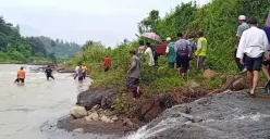 Warga menggotong jenazah melewati Sungai Cimapag di Kecamatan Tanjungsari, Kabupaten Bogor. (Sumber: Dok. Istimewa)