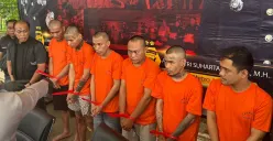 Jumpa pers pengungkapan kasus curanmor dengan modus menyewa rumah kontrakan di Polres Metro Jakarta Barat, Kamis, 6 November 2025. (Sumber: Poskota/Pandi Ramedhan)