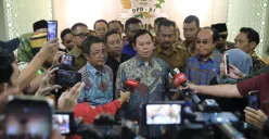 Sultan Baktiar Najamudin, Ketua DPD RI, memberikan pernyataan di kantor DPD mengenai usulan gelar Pahlawan Nasional bagi mantan presiden RI ke-2, Soeharto. (Sumber: Istimewa)