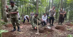 Bupati Bogor, Rudy Susmanto meninjau hutan organik di Desa Cipayung Girang, Kecamatan Megamendung, Kabupaten Bogor, Jawa Barat, Rabu, 5 November 2025. (Sumber: Dok. Pemkab Bogor)