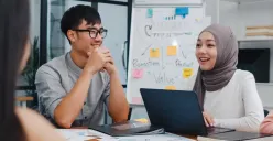 Info terbaru pembukaan pendaftaran program magang pemerintah bergaji UMK. (Sumber: Freepik)