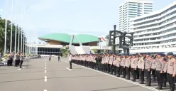 Sebanyak 1.464 personel gabungan diterjunkan untuk melayani dan mengawal aksi demo Konfederasi Kongres Aliansi Serikat Buruh Indonesia (KASBI) di depan Gedung DPR/MPR RI, Kamis, 6 November 2025. (Sumber: Polres Metro Jakarta Pusat)
