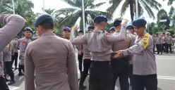 Sebanyak 1.464 personel gabungan diterjunkan untuk melayani dan mengawal unjuk rasa Konfederasi Kongres Aliansi Serikat Buruh Indonesia (KASBI) di depan Gedung DPR/MPR RI, Kamis, 6 November 2025. (Sumber: Polres Metro Jakarta Pusat)