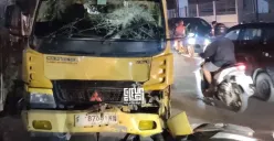 Truk colt diesel ringsek karena bertabrakan dengan motor di Jalan Raya Narogong, Cileungsi. (Sumber: Istimewa)