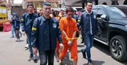 Tersangka mata elang gadungan digelandang ke Mapolres Cimahi, Cigugur Tengah, Cimahi Tengah, Kota Cimahi, Kamis, 6 November 2025. (Sumber: Poskota/Gatot Poedji Utomo)