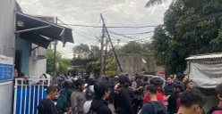 Petugas gabungan dari BNN RI bersama Polda Metro Jaya menggerebek Kampung Ambon di Cengkareng, Jakarta Barat, Kamis, 6 November 2025. (Sumber: POSKOTA | Foto: Pandi Ramedhan)