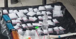 Barang bukti narkoba yang diamankan petugas gabungan dari BNN RI dan Polda Metro Jaya saat menggerebek Kampung Ambon di Cengkareng, Jakarta Barat, Kamis, 6 November 2025. (Sumber: POSKOTA | Foto: Pandi Ramedhan)