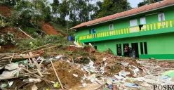 Salah satu bangunan yang rusak akibat pergeseran tanah di wilayah, Kecamatan Rongga, Kabupaten Bandung Barat. (Sumber: Poskota/Gatot Poedji Utomo)