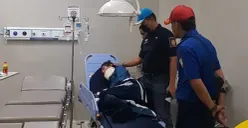 Petugas Damkar Kabupaten Bogor berinisial A saat menjalani perawatan di rumah sakit usai ditabrak pengendara motor saat sedang membersihkan tumpahan oli di Jalan Raya Cibungbulang. (Sumber: Dok Damkar Bogor)