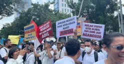 Sejumlah pedagang menggeruduk kantor DPRD DKI untuk menyampaikan aspirasi terkait pembahasan Raperda KTR DKI. (Sumber: Poskota/Pandi Ramedhan)