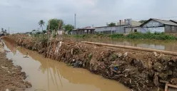 Kondisi Tanggul Kali Srengseng di Desa Sukamanah, Kecamatan Sukatani, Kabupaten Bekasi, pascajebol, Sabtu, 1 November 2025. (Sumber: Poskota/Nurpini Aulia Rapika)