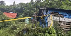 Petugas menyegel tenda biru, penambang emas ilegal di kawasan TNGHS, Kecamatan Sukajaya, Kabupaten Bogor. (Sumber: Dok. Kemenhut)