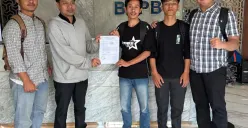 Sejumlah warga Lebakgedong di Kabupaten Lebak, saat menyerahkan surat audiensi ke BNPB. (Sumber: Istimewa)