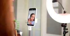 Ilustrasi membuat konten TikTok menggunakan HP. (Sumber: Freepik)