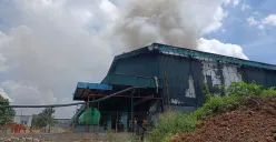 PT Pengolahan Limbah Industri Bekasi, Jalan Pangkalan 2, Kelurahan Sumurbatu, Kecamatan Bantargebang, Kota Bekasi, terbakar, Jumat, 7 November 2025. (Sumber: Poskota/Nurpini Aulia Rapika)
