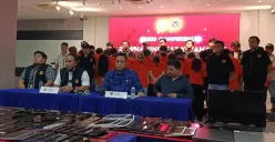 Pengungkapan kasus penipuan online lintas negara yang dilakukan 27 WNA China di Kantor Imigrasi Kelas I Non-TPI Kota Bekasi, Jumat, 7 November 2025. (Sumber: Poskota/Nurpini Aulia Rapika)