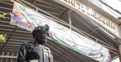 Polisi dan TNI perketat pengamanan pasca ledakan di SMAN 72 Kelapa Gading Jakarta Utara (Sumber: Poskota/Bilal Nugraha Ginanjar)