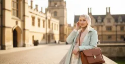 Hasil edit foto Wanita berhijab di kampus Oxford Inggris agar nampak realistis dengan bantuan prompt Gemini AI. (Sumber: Freepik)