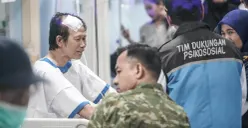 Petugas medis memberikan penanganan kepada korban luka akibat ledakan di SMAN 72 Kelapa Gading di ruang Instalasi Gawat Darurat (IGD) Rumah Sakit Islam Cempaka Putih, Jakarta, Jumat, 7 November 2025. (Sumber: Poskota/Bilal Nugraha Ginanjar)