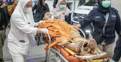 Petugas medis memberikan penanganan kepada korban luka akibat ledakan di SMAN 72 Kelapa Gading di ruang Instalasi Gawat Darurat (IGD) Rumah Sakit Islam Cempaka Putih, Jakarta, Jumat, 7 November 2025. (Sumber: Poskota/Bilal Nugraha Ginanjar)