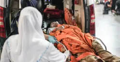 Petugas medis memberikan penanganan kepada korban luka akibat ledakan di SMAN 72 Kelapa Gading di ruang Instalasi Gawat Darurat (IGD) Rumah Sakit Islam Cempaka Putih, Jakarta, Jumat, 7 November 2025. (Sumber: Poskota/Bilal Nugraha Ginanjar)