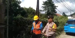 Petugas kepolisian dan PLN memeriksa TKP digondolnya kabel yang menyebabkan satu kampung mati lampu. (Sumber: Polsek Rumpin)