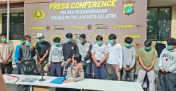 Kapolsek Pesanggrahan AKP Seala Syah Alam menghadirkan 14 pelajar yang diamankan akibat tawuran di Petukangan Utara, Jakarta Selatan, dalam konferensi pers di Mapolsek Pesanggrahan. (Sumber: Poskota/Angga Pahlevi)