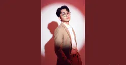 Edit Foto Studio dengan Lighting Aesthetic di Gemini AI (Sumber: TikTok/@boywithglasses_)