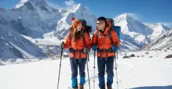 Hasil edit prompt Gemini AI pasangan di tengah salju Himalaya. (Sumber: Freepik/pressfoto)