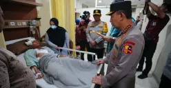 Kapolri Jenderal Polisi Listyo Sigit Prabowo mengunjungi para korban ledakan di SMAN 72 Kelapa Gading, Jakarta, yang kini dirawat di RSI Cempaka Putih, Sabtu, 8 November 2025. (Sumber: Dok Humas Polri)
