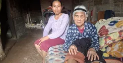 Karnah dengan Acih tinggal di rumah tidak layak huni yang masih berlantai tanah di Pengasinan, Kota Depok. (Sumber: POSKOTA | Foto: Angga Pahlevi)