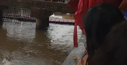 Warga menyaksikan evakuasi mayat pria yang diduga hanyut di aliran Kali Pesanggrahan wilayah Kembangan, Jakarta Barat, Sabtu, 8 November 2025. (Sumber: Istimewa)