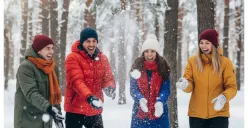 Hasil prompt Gemini AI foto bareng teman seolah benar-benar berada di tengah salju. (Sumber: Freepik)