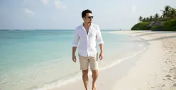 Hasil edit prompt Gemini AI foto keren cowok urban di pantai Maldives yang tampak realistis. (Sumber: Freepik/azerbaijan_stockers)