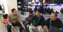 Tim Psikologi dari Biro SDM Polda Metro Jaya turun langsung memberikan dukungan psikologis bagi keluarga korban dan para guru SMAN 72 Jakarta, pasca insiden ledakan yang terjadi di lingkungan sekolah. (Sumber: Mabes Polri)