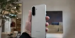 Samsung Galaxy A57 hadir dengan fitur flagship seperti desain flat-edge, layar 120Hz, dan sertifikasi IP67 di kisaran harga 5 jutaan. (Sumber: YouTube/Pan Channel)