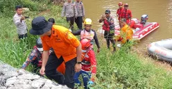 Personel SAR gabungan berhasil menemukan salah satu korban tenggelam berinisial A, 9 tahun, yang terseret arus Kali Cikeas, di Perumahan Nusapala, Jatiasih, Kota Bekasi. (Sumber: SAR Bekasi)