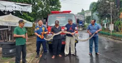 Petugas Damkar dan warga menunjukkan ular sanca kembang sepanjang sekitar 4 meter yang berhasil ditangkap di Perumahan Bumi Sawangan Indah 2, Pengasinan, Sawangan, Kota Depok. (Sumber: Poskota/Angga Pahlevi)