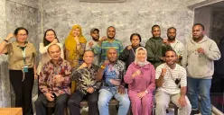 Jajaran Komisi Disiplin UNAS bersama Ikatan Mahasiswa Papua Ja-detabek dan keluarga mahasiswi Papua berfoto bersama usai pertemuan dialog di Jakarta, Kamis, 6 November 2025. (Sumber: Istimewa)