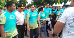 Ketua DPD RI, Sultan Bachtiar Najamudin (ketiga dari kiri), melepas ribuan peserta jalan santai. Usai melepas, Sultan ikut berjalan santai lalu diikuti dengan kegiatan menanam pohon. (Sumber: POSKOTA | Foto: Heri Effendi)