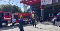Petugas Damkar Kabupaten Bogor membuat halaman Mako jadi taman bermain anak-anak saat uji coba ketiga CFD di Jalan Tegar Beriman, Cibinong. (Sumber: Poskota/Giffar Rivana)