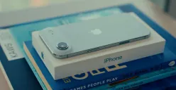iPhone 17 Air hadir dengan berbagai varian kapasitas penyimpanan dan warna yang menarik, salah satunya Sky Blue, yang saat ini menjadi favorit para penggemar HP terbaru Apple. (Sumber: X/@its_shevi)