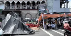 Kondisi tenda acara Maulid Nabi di Masjid Baitusshobri, Kembangan, Jakarta Barat, yang ditabrak mobil, Minggu, 9 November 2025. (Sumber: POSKOTA | Foto: Pandi Ramedhan)