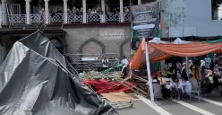 Tenda acara Maulid Nabi di Masjid Baitushobri, Kembangan, Jakarta Barat, seusai ditabrak mobil, Minggu, 9 November 2025. (Sumber: Poskota/Pandi Ramedhan)